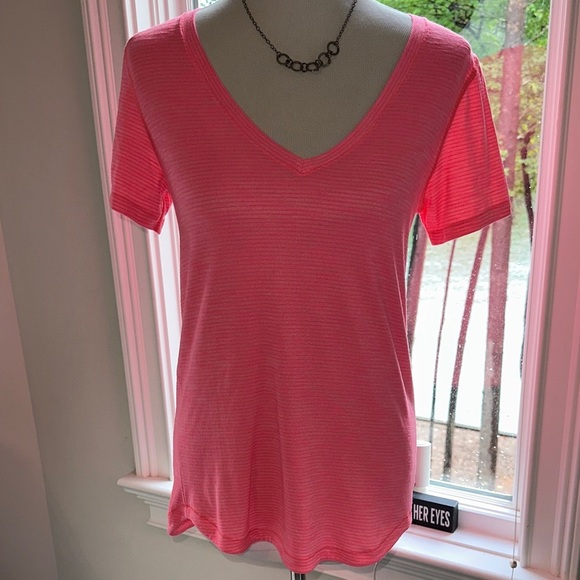 Lululemon Athletica V Neck SS Tee, Size 8, EUC - Picture 1 of 7